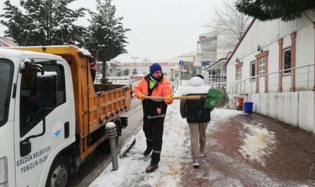 Gölcük&#039;te karla mücadele sürüyor
