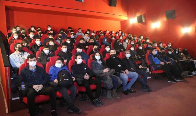 Gölcük&#039;te öğrenciler &#039;Kesişme: İyi ki Varsın Eren&#039; filmini izledi