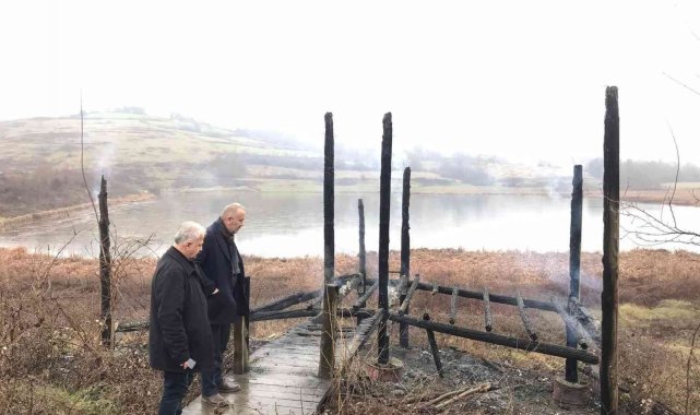 Göletteki kuş gözlem alanını ateşe verdiler
