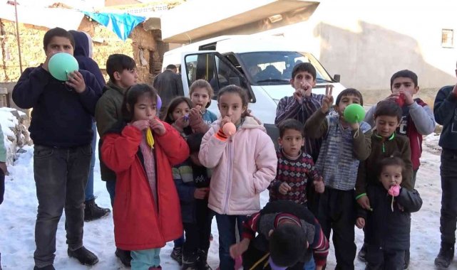 Gönüllü gençler gönülleri ısıtmaya devam ediyor