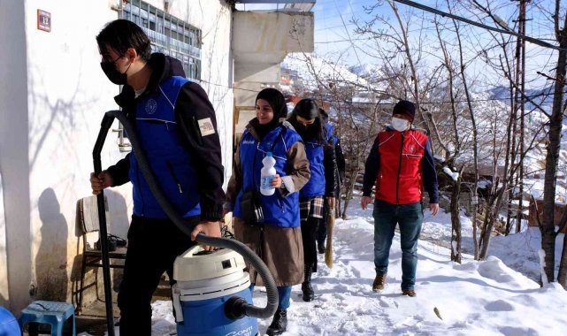 Gönüllü gençler yaşlı vatandaşların yardımına koşuyor