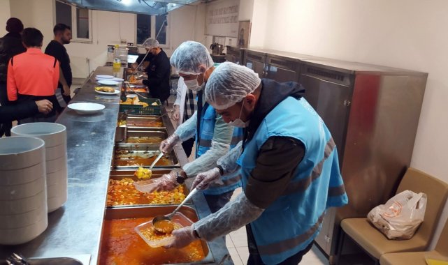 Gönüllü öğrenciler yurttaki fazla yemekleri ihtiyaç sahiplerine ulaştırıyor
