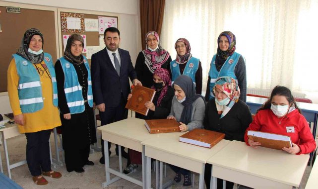 Görme engelli kadınlar Kur'an-ı Kerim okumayı öğreniyor