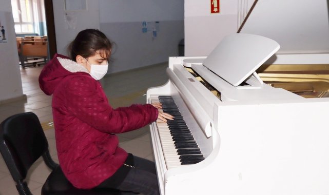 Görme engelli piyanist öğrenci İrem'e karne sürprizi