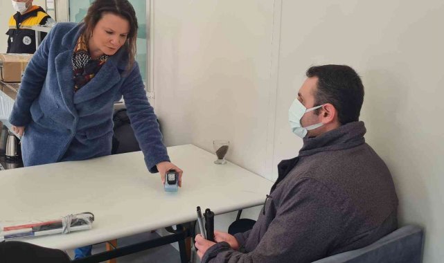 Görme engellilere baston ve konuşan saat