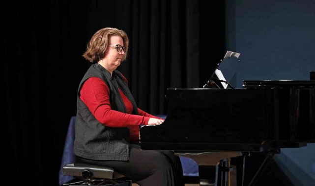 Grammy ödüllü sanatçı öğrencilerle buluştu