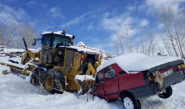 Greyder ve arkasındaki araç şarampole kaydı