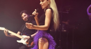 Gülşen, cesur yırtmaç detaylı elbisesiyle "devam" dedi.