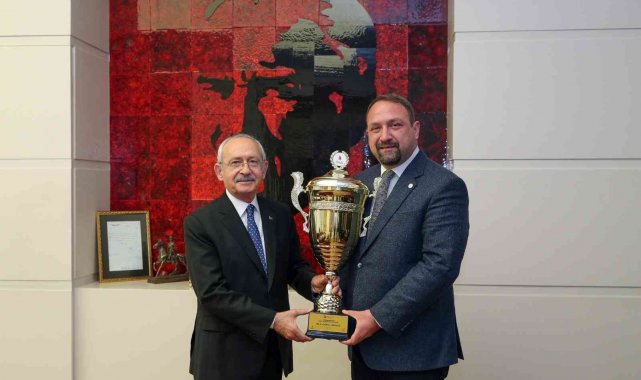 Gümrükçü, en büyük kupayı Kılıçdaroğlu'na götürdü