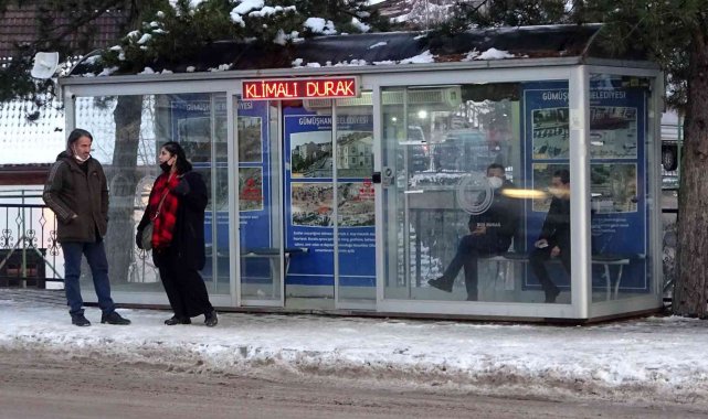 Gümüşhane'de klimalı duraklar soğuk kış aylarında vatandaşların imdadına yetişiyor