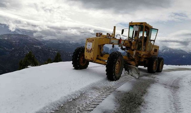 Gündoğmuş'ta karla kapanan grup yolları açıldı