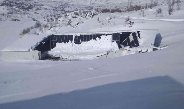 Güneş enerji panellerinin bulunduğu çatı çöktü