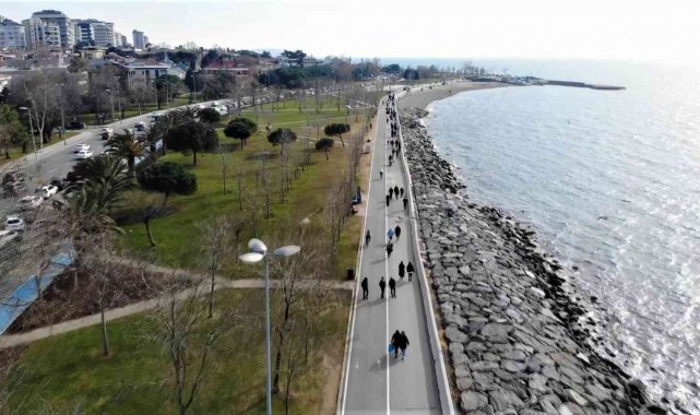 Güneşi gören İstanbullular, Caddebostan Sahile akın etti