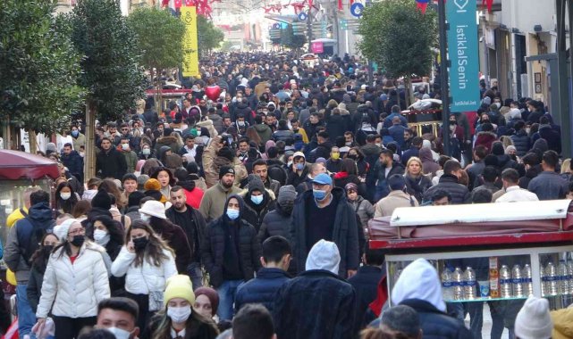 Güneşi gören Taksim'e akın etti