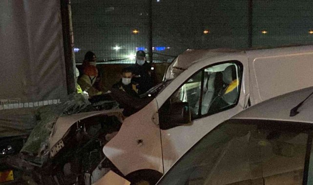 Güngören&#039;de park halindeki kamyona çarpan minibüsteki kadın hayatını kaybetti