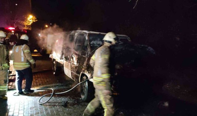 Güngören'de park halindeki kamyonet yanarak kül oldu