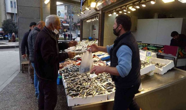Gürcistan'dan beklenen hamsi de gelmeyince tezgâhlar istavrite kaldı