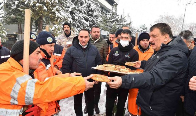 Gürkan, sahada çalışan personellerle bir araya geldi