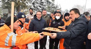 Gürkan, sahada çalışan personellerle bir araya geldi