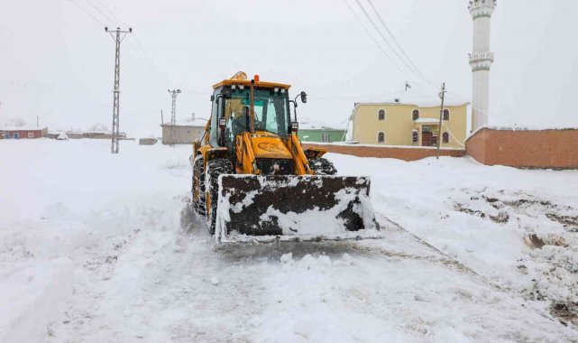 Gürpınar Belediyesinden karla mücadele çalışması