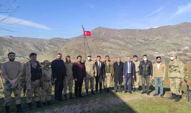 Güvenlik Köy Korucularına şehit yakınları ve gazilerden yağmurluk desteği