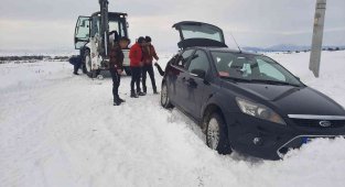 Habere giderken yolda kalan İHA muhabirine özel idare desteği