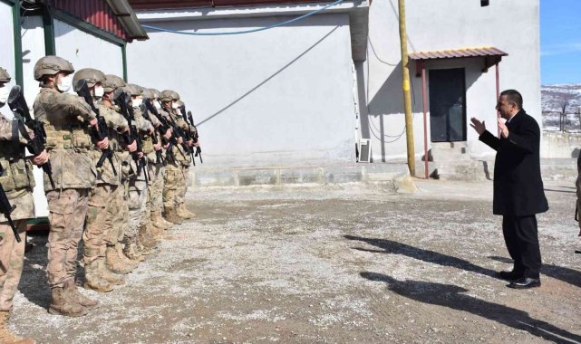 Hacıbektaşoğlu, üs bölgesinde Mehmetçiği ziyaret ederek, köylülerle bir araya geldi