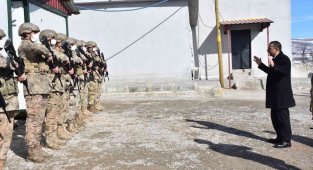 Hacıbektaşoğlu, üs bölgesinde Mehmetçiği ziyaret ederek, köylülerle bir araya geldi