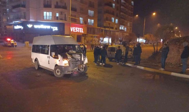 Hafif ticari araç ile minibüs çarpıştı: 2 yaralı