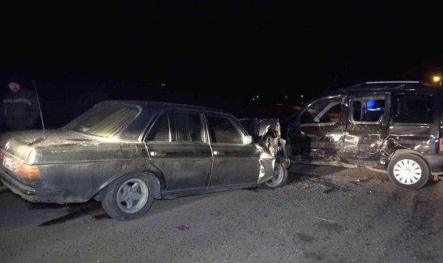 Hafif ticari araç ile otomobil çarpıştı: 2 yaralı