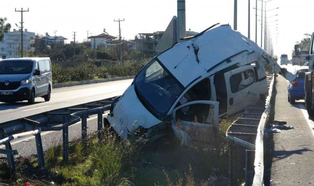Hafif ticari araç önce bariyerlere ardından aydınlatma direğine çarptı: 4 yaralı