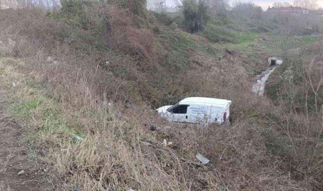 Hafif ticari araç şarampole uçtu: 1 yaralı