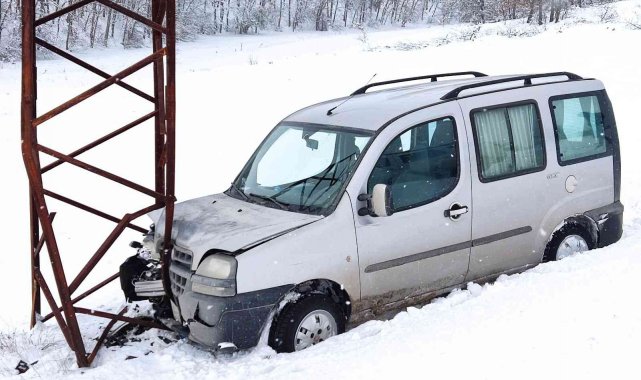 Hafif ticari araç yüksek gerilim direğine çarptı, 2 kişi yaralandı