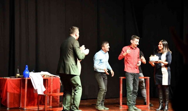 Hakan Bulut'a tiyatro oyunu sonunda sahnede doğum günü sürprizi