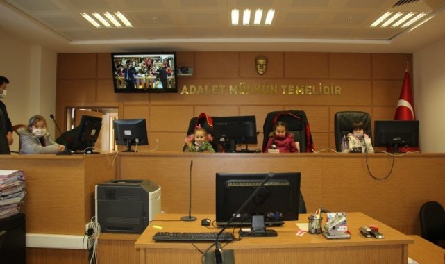 Hakim ve Savcı kürsüsünde bu kez minikler yer aldı