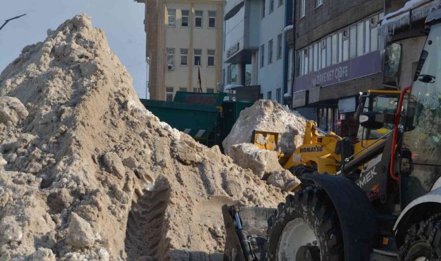 Hakkari Belediyesi 125 bin ton kar taşıdı