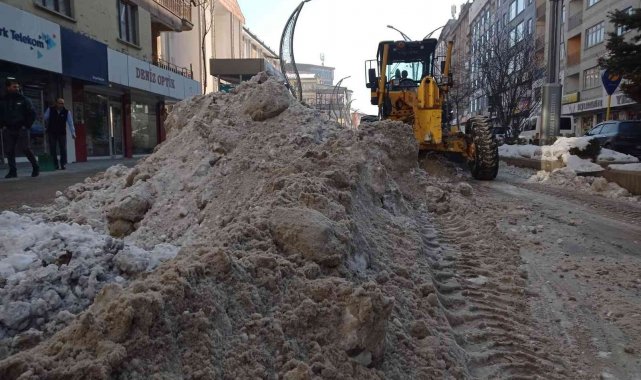Hakkari belediyesinden buz ve karla mücadele çalışmaları