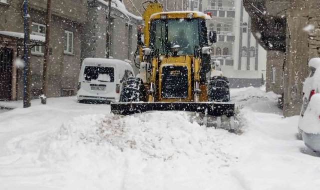 Hakkari'de 16 araç ve 40 personelle karla mücadele çalışması