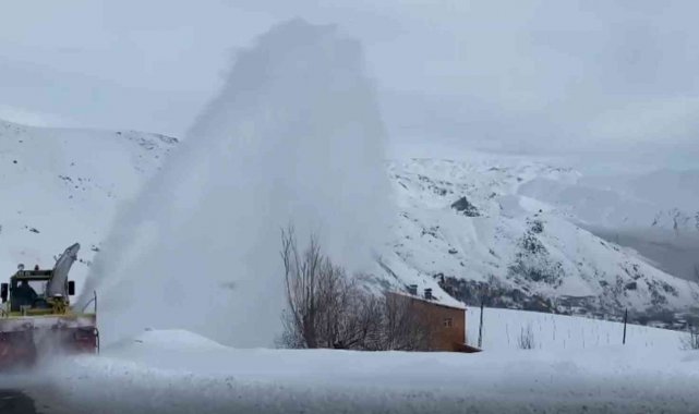 Hakkari'de 30 yerleşim yerinin yolu ulaşıma kapadı
