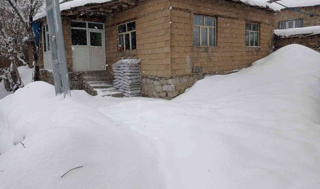 Hakkari'de 328 yerleşim yerinin yolu kapandı