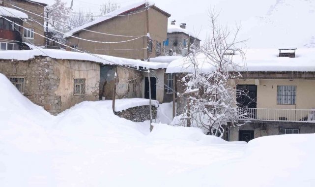 Hakkari'de 346 yerleşim yerinin yolu ulaşıma kapandı