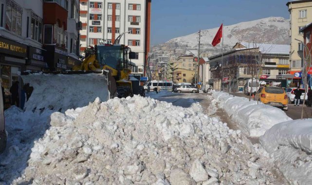 Hakkari'de buz ve karla mücadele çalışması