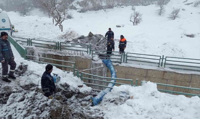 Hakkari'de donan su şebekeleri onarılıyor