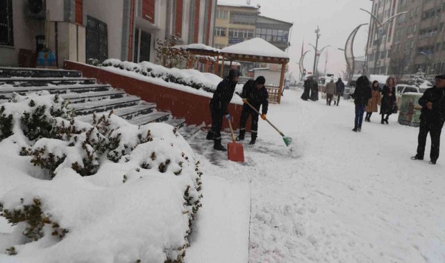 Hakkari'de kar küreme timi iş başında