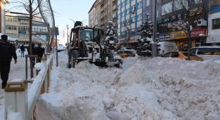 Hakkari'de karla mücadele çalışmaları sürüyor