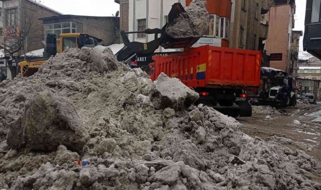 Hakkari'de karla mücadele çalışması
