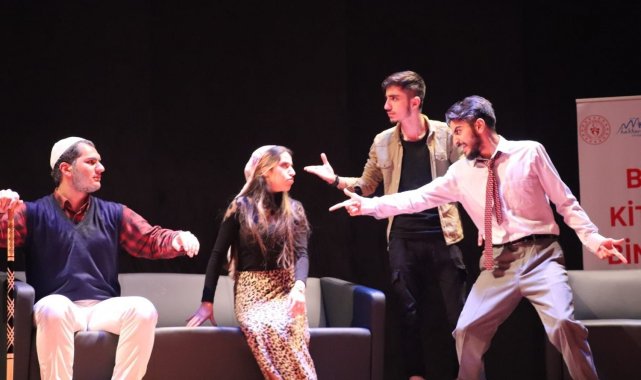 Hakkari'nin tiyatro ekibi 3 ilde sahne aldı