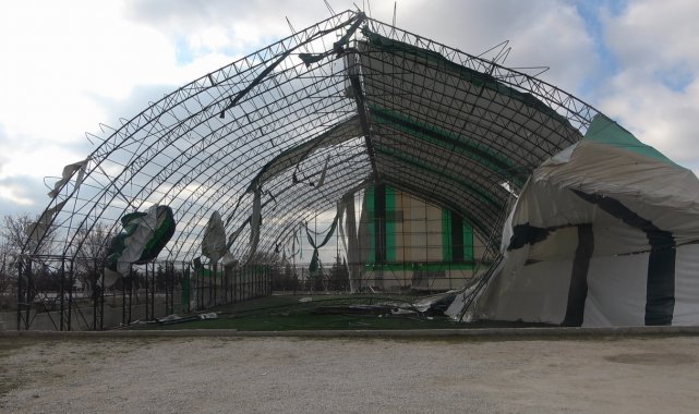 Halı sahanın demir direkleri fırtınaya dayanamadı