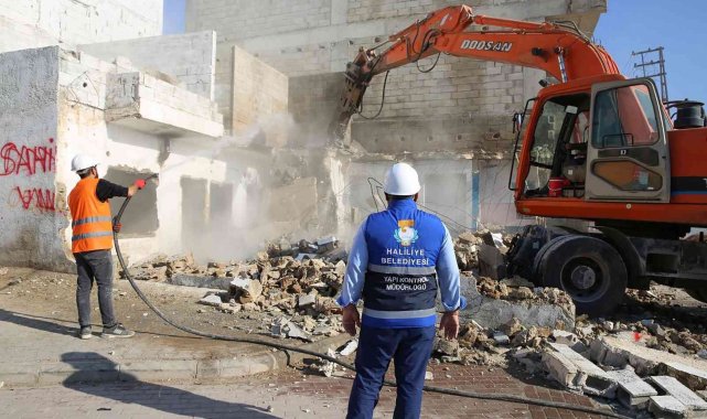 Haliliye'de 80 metruk yapının yıkımı gerçekleştirildi