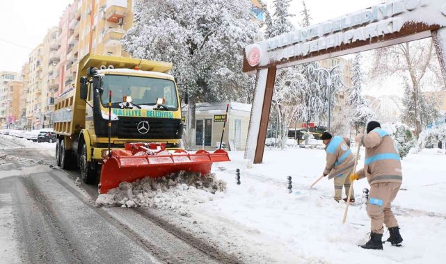 Haliliye'de karla mücadelede ekipleri sahada